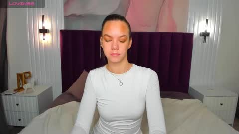 Snapshot of vickie_smith chatting on 11/17/25, 12:49 vickie_smith online show from 11/17/25, 12:49