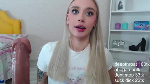 Snapshot of vickyfuckingdoll chatting on 02/19/25, 06:00 vickyfuckingdoll online show from 02/19/25, 06:00