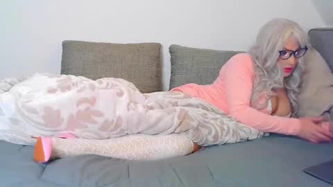 Snapshot of vickyvickge chatting on 02/17/25, 01:21 Vicky online show from 02/17/25, 01:21