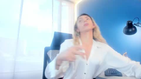 Snapshot of victoria_badgal chatting on 11/17/25, 08:25 Victoria online show from 11/17/25, 08:25