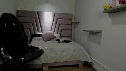 Snapshot of victoria_noir_18 chatting on 11/03/25, 01:56 Vicky online show from 11/03/25, 01:56