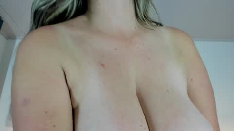 victoria_queen2 online show from 02/04/25, 04:26