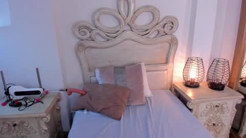 victoria  online show from 12/31/24, 02:36