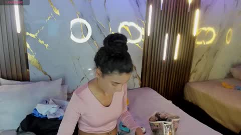 Victoria  online show from 11/21/25, 08:07