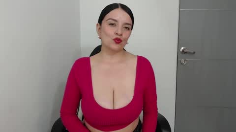 Snapshot of victoriahot_23 chatting on 01/06/25, 08:50 Kim 3 online show from 01/06/25, 08:50