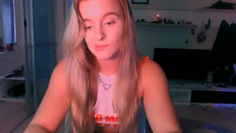 Snapshot of victoriande chatting on 09/12/25, 10:04 Eva and Victor online show from 09/12/25, 10:04