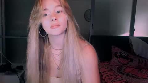 Snapshot of victoriande chatting on 10/18/25, 11:33 Eva and Victor online show from 10/18/25, 11:33