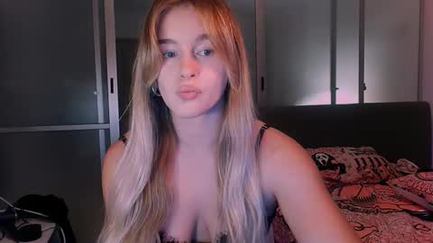 Snapshot of victoriande chatting on 10/23/25, 12:04 Eva and Victor online show from 10/23/25, 12:04