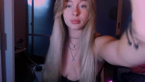 Snapshot of victoriande chatting on 10/26/25, 12:11 Eva and Victor online show from 10/26/25, 12:11