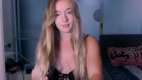 Snapshot of victoriande chatting on 10/27/25, 11:58 Eva and Victor online show from 10/27/25, 11:58