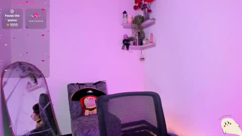 Snapshot of victoriia_ross chatting on 10/17/25, 07:05 Annie vic online show from 10/17/25, 07:05