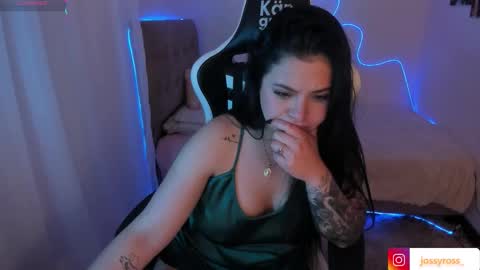 Snapshot of victoryyy__ chatting on 10/21/25, 03:40 V I C T O R I A online show from 10/21/25, 03:40