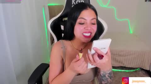 Snapshot of victoryyy__ chatting on 11/11/25, 07:03 V I C T O R I A online show from 11/11/25, 07:03