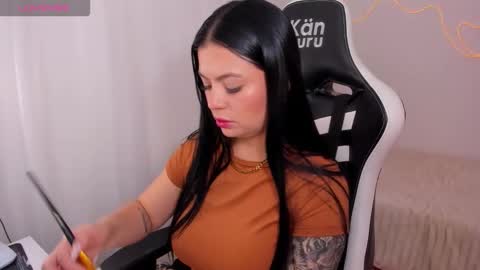 Snapshot of victoryyy__ chatting on 11/13/25, 04:50 V I C T O R I A online show from 11/13/25, 04:50