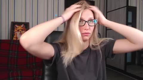 Vika online show from 10/31/25, 05:19