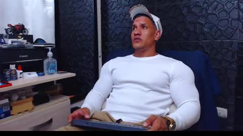 Snapshot of viktorherrera chatting on 01/21/25, 03:04 Viktor Herrera online show from 01/21/25, 03:04