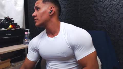 Snapshot of viktorherrera chatting on 09/30/25, 02:33 Viktor Herrera online show from 09/30/25, 02:33