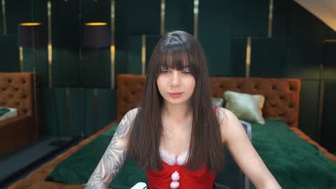 Snapshot of viktoria_storm chatting on 12/17/24, 08:23 Alisa online show from 12/17/24, 08:23