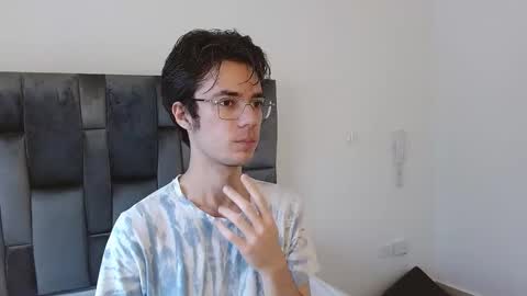 Snapshot of viktornoir chatting on 10/19/25, 01:45 viktornoir online show from 10/19/25, 01:45