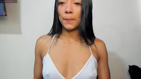 Snapshot of vinaly_y chatting on 11/17/25, 10:15 Vinaly online show from 11/17/25, 10:15