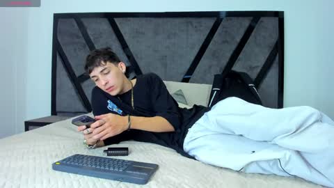 Snapshot of vincenthunter chatting on 12/28/24, 05:33 Vincent online show from 12/28/24, 05:33