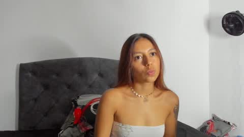 Snapshot of violet_casper_ chatting on 01/19/25, 11:21 Violet and Casper online show from 01/19/25, 11:21