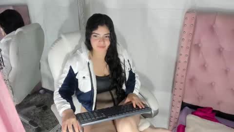Snapshot of violetaangelsx chatting on 01/01/25, 10:00 Viollet online show from 01/01/25, 10:00
