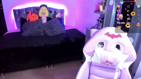Snapshot of violetaarey chatting on 12/27/24, 02:14 Violeta Help me reach 150 thumbs up online show from 12/27/24, 02:14