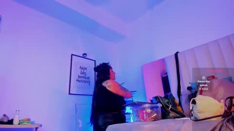 Snapshot of violett__sinclair1 chatting on 10/15/25, 11:54 Violett online show from 10/15/25, 11:54