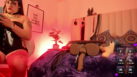 Snapshot of violett__sinclair1 chatting on 10/31/25, 02:23 Violett online show from 10/31/25, 02:23