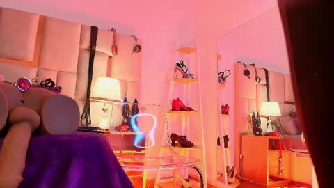 Snapshot of violett__sinclair1 chatting on 11/10/25, 02:27 Violett online show from 11/10/25, 02:27