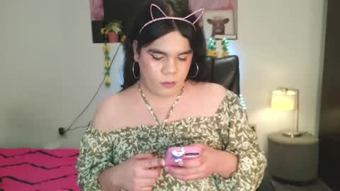Snapshot of violettacam69 chatting on 02/06/25, 01:54 violettacam69 online show from 02/06/25, 01:54