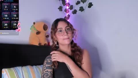 Snapshot of violetteramirez01 chatting on 02/21/25, 10:15 Violette online show from 02/21/25, 10:15