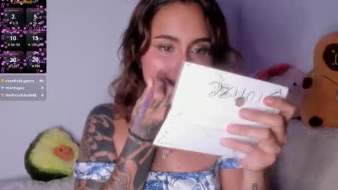 Snapshot of violetteramirez01 chatting on 10/08/25, 11:35 Violette online show from 10/08/25, 11:35