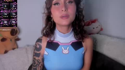 Snapshot of violetteramirez01 chatting on 11/21/25, 10:08 Violette online show from 11/21/25, 10:08