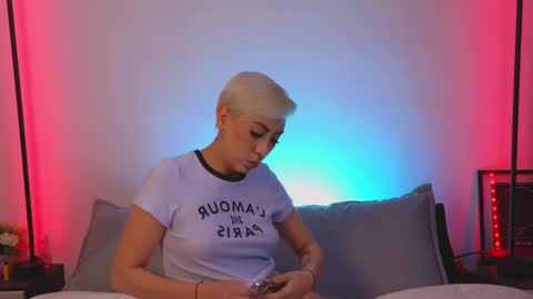 Snapshot of violettgrey_ chatting on 02/13/25, 02:12 Violet online show from 02/13/25, 02:12