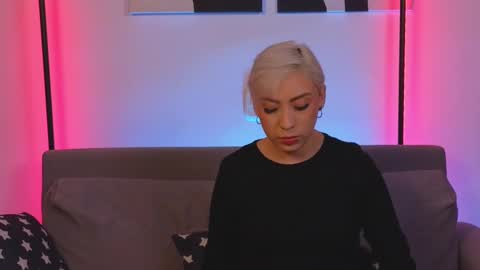 Snapshot of violettgrey_ chatting on 02/19/25, 01:18 Violet online show from 02/19/25, 01:18