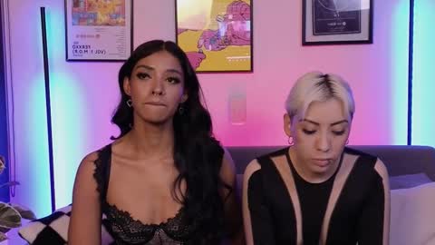 Snapshot of violettgrey_ chatting on 10/11/25, 12:43 Violet online show from 10/11/25, 12:43