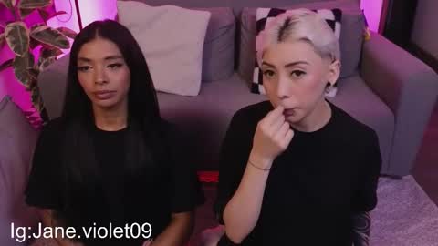 Snapshot of violettgrey_ chatting on 10/17/25, 01:20 Violet online show from 10/17/25, 01:20