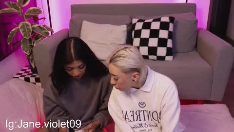 Snapshot of violettgrey_ chatting on 10/19/25, 11:38 Violet online show from 10/19/25, 11:38