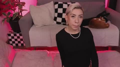 Snapshot of violettgrey_ chatting on 11/07/25, 01:27 Violet online show from 11/07/25, 01:27