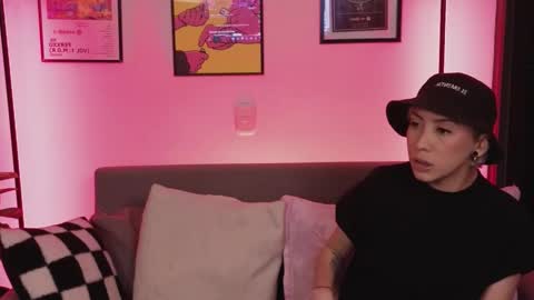 Snapshot of violettgrey_ chatting on 11/11/25, 01:49 Violet online show from 11/11/25, 01:49