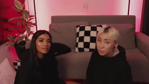 Snapshot of violettgrey_ chatting on 11/13/25, 02:21 Violet online show from 11/13/25, 02:21