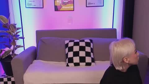 Snapshot of violettgrey_ chatting on 11/26/25, 12:00 Violet online show from 11/26/25, 12:00