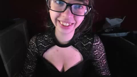 Snapshot of virtualtulpa chatting on 09/26/25, 04:11 Zoe online show from 09/26/25, 04:11