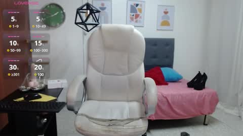 Snapshot of vittoria_lombardi07 chatting on 12/24/24, 11:17 VITTORIA online show from 12/24/24, 11:17