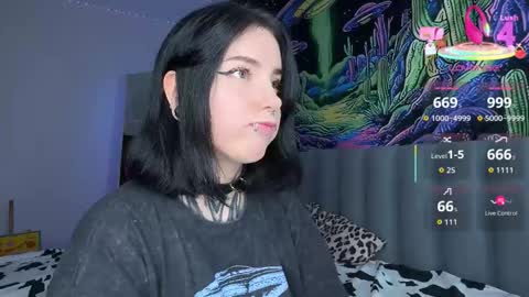 Snapshot of vivi__squirrel chatting on 10/19/25, 02:07 Vivi online show from 10/19/25, 02:07