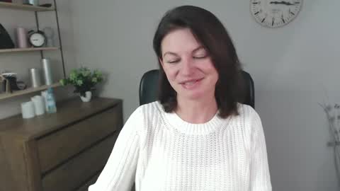 Snapshot of vivian_dream chatting on 12/02/24, 10:18 Vivian online show from 12/02/24, 10:18