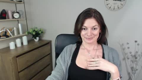 Snapshot of vivian_dream chatting on 12/09/24, 01:02 Vivian online show from 12/09/24, 01:02