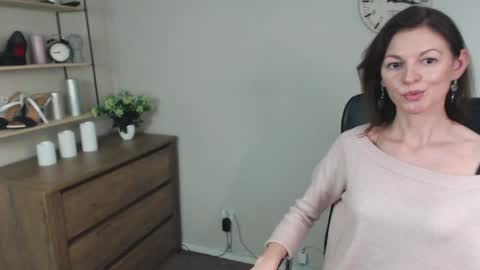 Snapshot of vivian_dream chatting on 12/11/24, 01:17 Vivian online show from 12/11/24, 01:17